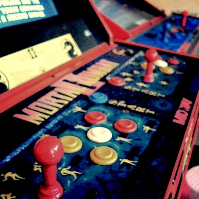 A close up of a Mortal Kombat arcade game. By Rhys Moult - https://www.flickr.com/photos/rhysmoult/16783315151, CC BY-SA 2.0, https://commons.wikimedia.org/w/index.php?curid=39373589
